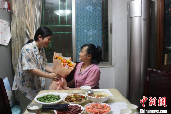 朱灵为妈妈献花 顾三云 摄 朱灵为妈妈献花 顾三云 摄