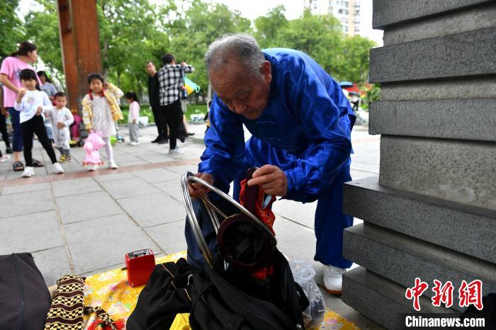 图为:78岁魔术爱好者钟铭正在整理魔术道具。 吕明 摄 图为:78岁魔术爱好者钟铭正在整理魔术道具。 吕明 摄