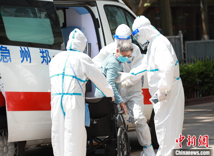 图为5月6日，郑州市主城区定点救治医院——郑州人民医院正在接诊转运过来的病人。 <a target=