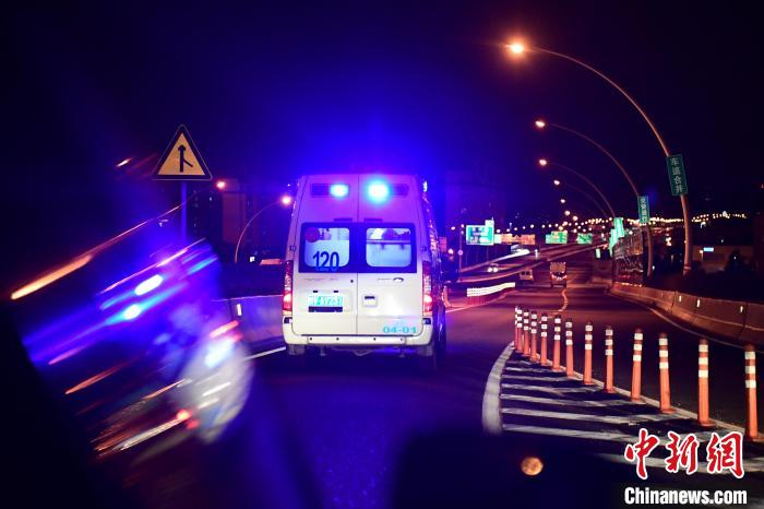 （上海战疫录）河南援沪医疗转运队：人停车不停，车停人不停