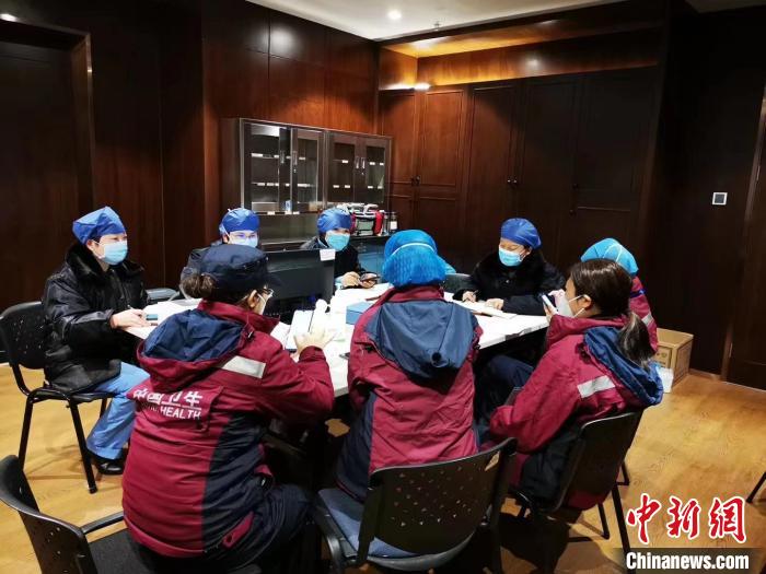 （上海战疫录）自述｜二度抗疫的武汉护士王荣：这一次为队友服务