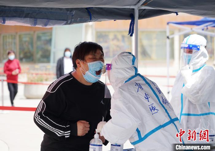 图为居民做核酸检测。 马铭言 摄 图为居民做核酸检测。 马铭言 摄