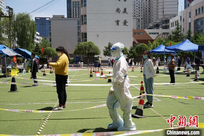 图为居民有序进行核酸检测。 马铭言 摄 图为居民有序进行核酸检测。 马铭言 摄