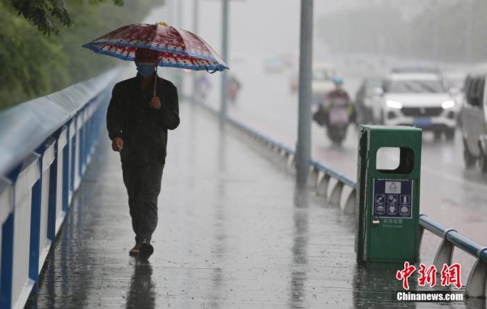 5月9日上午，强降雨袭击广西柳州市，市民在雨中前行。蒙鸣明 摄