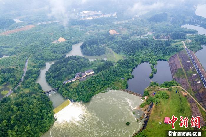 5月10日,江西省新余市江口水库为减轻上游防汛压力开闸泄洪。湍急的水流从闸门倾泻而下,十分壮观。 伍荣达 摄 5月10日,江西省新余市江口水库为减轻上游防汛压力开闸泄洪。湍急的水流从闸门倾泻而下,十分壮观。 伍荣达 摄