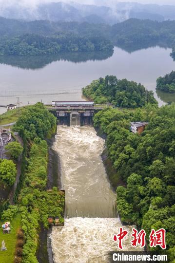 5月10日,江西省新余市江口水库为减轻上游防汛压力开闸泄洪。湍急的水流从闸门倾泻而下,十分壮观。 伍荣达 摄 5月10日,江西省新余市江口水库为减轻上游防汛压力开闸泄洪。湍急的水流从闸门倾泻而下,十分壮观。 伍荣达 摄