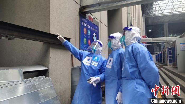 维保团队每日在高危环境中工作10小时是耐力与毅力的挑战。 蒋智刘 摄 维保团队每日在高危环境中工作10小时是耐力与毅力的挑战。 蒋智刘 摄