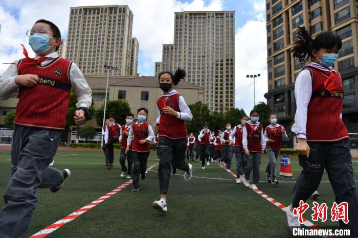 图为学生进行地质灾害应急避险演练。 刘冉阳 摄 图为学生进行地质灾害应急避险演练。 刘冉阳 摄