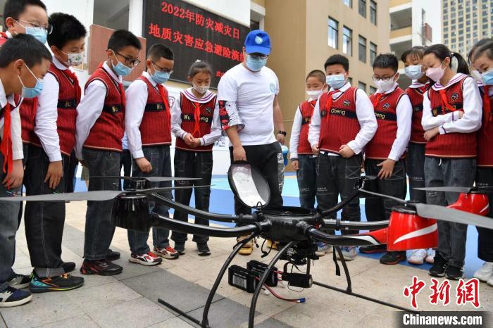 图为地质专家向学生介绍科技防灾工具。 刘冉阳 摄 图为地质专家向学生介绍科技防灾工具。 刘冉阳 摄