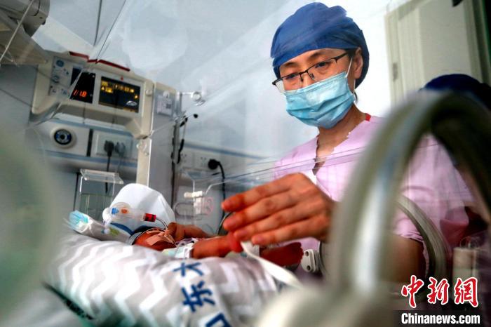 刘爱虹(右一)是山东大学第二医院新生儿重症监护室的护士长,已经从业29年。 梁犇 摄 刘爱虹(右一)是山东大学第二医院新生儿重症监护室的护士长,已经从业29年。 梁犇 摄