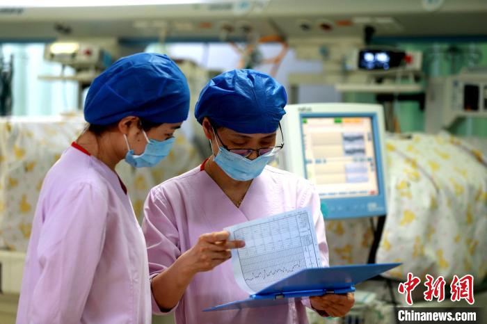 刘爱虹(右一)是山东大学第二医院新生儿重症监护室的护士长,已经从业29年。 梁犇 摄 刘爱虹(右一)是山东大学第二医院新生儿重症监护室的护士长,已经从业29年。 梁犇 摄