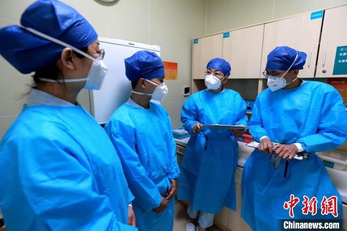 作为山东大学第二医院主管护师、急诊医学中心的护士长,赵丽娟从事护理行业已经18年。 梁犇 摄 作为山东大学第二医院主管护师、急诊医学中心的护士长,赵丽娟从事护理行业已经18年。 梁犇 摄