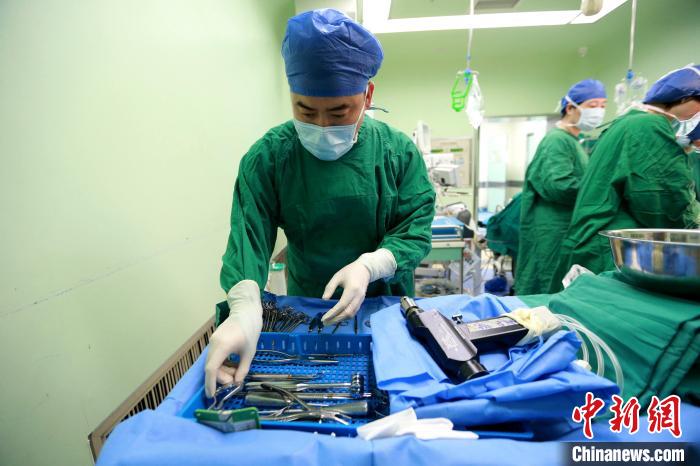 已经从业18年的马帅,是山东大学第二医院主管护师、副护士长。 梁犇 摄 已经从业18年的马帅,是山东大学第二医院主管护师、副护士长。 梁犇 摄