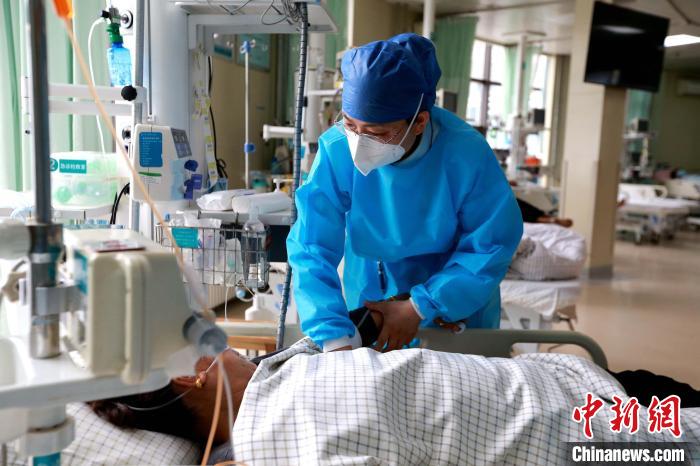 作为山东大学第二医院主管护师、急诊医学中心的护士长,赵丽娟从事护理行业已经18年。 梁犇 摄 作为山东大学第二医院主管护师、急诊医学中心的护士长,赵丽娟从事护理行业已经18年。 梁犇 摄