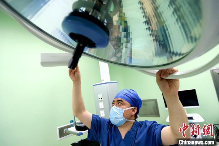 已经从业18年的马帅,是山东大学第二医院主管护师、副护士长。 梁犇 摄 已经从业18年的马帅,是山东大学第二医院主管护师、副护士长。 梁犇 摄