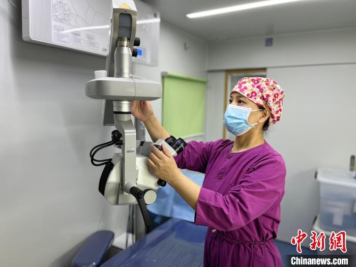 手术前,罗婕正在检查仪器设备。 受访者提供 手术前,罗婕正在检查仪器设备。 受访者提供