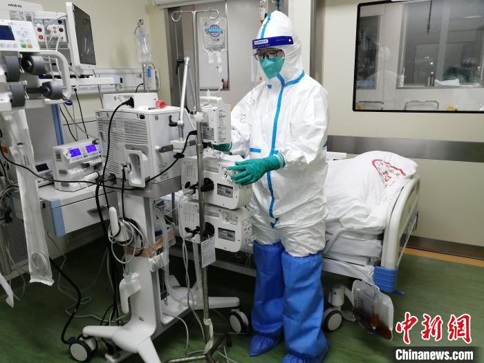 除部分护士坚守市区分部普通病房外，上海市公共卫生临床中心的其他护士均进舱持续抗疫两月有余。　范忭忭 摄