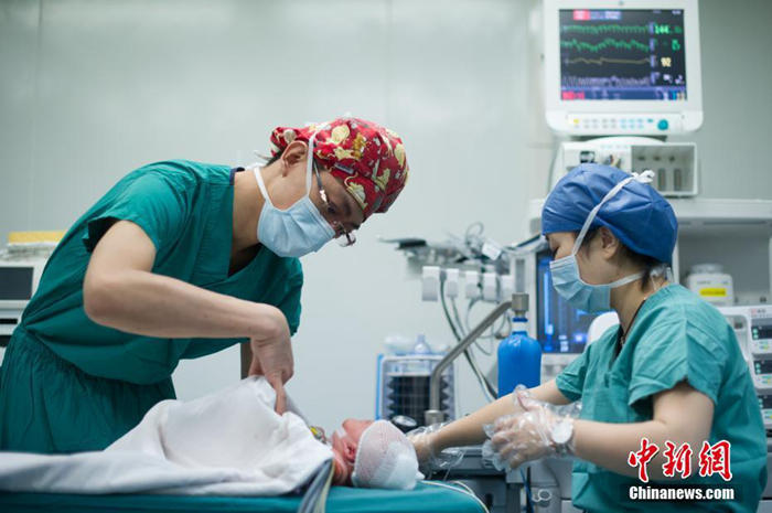 资料图：2018年5月10日，在太原的山西省儿童医院手术室，几名值班男护士忙碌辗转于每台手术，进行着接送患者，准备手术用具，辅助主刀大夫等高强度工作。<a target=