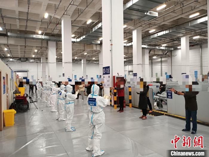 在方舱的医疗救治中,江苏省中医院援沪医疗队坚持中西医结合、中西药并用。 江苏省中医院供图 在方舱的医疗救治中,江苏省中医院援沪医疗队坚持中西医结合、中西药并用。 江苏省中医院供图