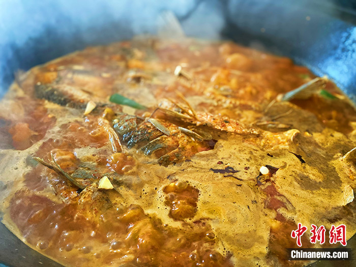 5月5日,以托县辣椒炝锅,再小火慢炖后,汤浓鱼鲜。每年3月中旬至5月间,位于内蒙古自治区呼和浩特市托克托县的小渔村,便会迎来天南海北的“寻味客”,其目标是享用一餐鲜嫩肥美的“开河鱼”。 <a target= 5月5日,以托县辣椒炝锅,再小火慢炖后,汤浓鱼鲜。每年3月中旬至5月间,位于内蒙古自治区呼和浩特市托克托县的小渔村,便会迎来天南海北的“寻味客”,其目标是享用一餐鲜嫩肥美的“开河鱼”。 <a target=