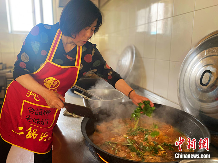 5月5日,当地炖鱼比拼三连冠的任秀清为即将出锅的托县炖鱼佐以葱花和香菜提鲜。每年3月中旬至5月间,位于内蒙古自治区呼和浩特市托克托县的小渔村,便会迎来天南海北的“寻味客”,其目标是享用一餐鲜嫩肥美的“开河鱼”。 <a target= 5月5日,当地炖鱼比拼三连冠的任秀清为即将出锅的托县炖鱼佐以葱花和香菜提鲜。每年3月中旬至5月间,位于内蒙古自治区呼和浩特市托克托县的小渔村,便会迎来天南海北的“寻味客”,其目标是享用一餐鲜嫩肥美的“开河鱼”。 <a target=