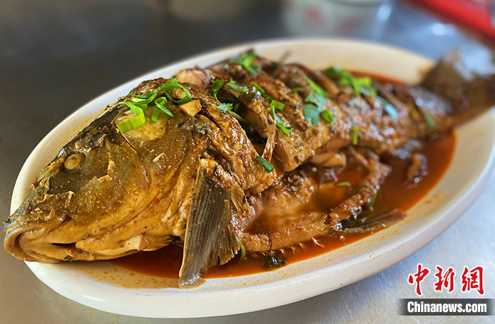 5月5日,刚出锅的“开河鱼”色泽鲜亮。每年3月中旬至5月间,位于内蒙古自治区呼和浩特市托克托县的小渔村,便会迎来天南海北的“寻味客”,其目标是享用一餐鲜嫩肥美的“开河鱼”。 <a target= 5月5日,刚出锅的“开河鱼”色泽鲜亮。每年3月中旬至5月间,位于内蒙古自治区呼和浩特市托克托县的小渔村,便会迎来天南海北的“寻味客”,其目标是享用一餐鲜嫩肥美的“开河鱼”。 <a target=