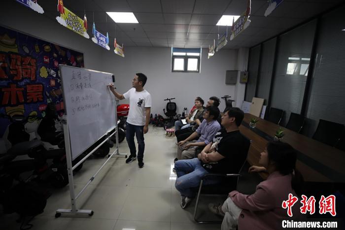 凌雨晴正在进行直播运营内容培训。 樊成柱 摄 凌雨晴正在进行直播运营内容培训。 樊成柱 摄