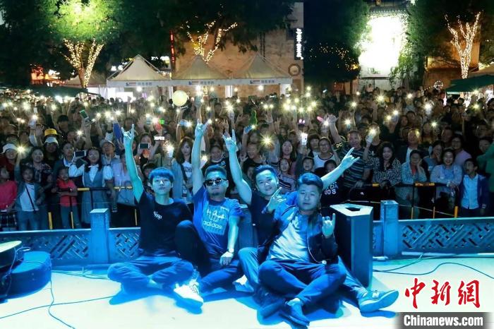 凌雨晴和乐队小伙伴们与现场观众合影。 樊成柱 摄 凌雨晴和乐队小伙伴们与现场观众合影。 樊成柱 摄