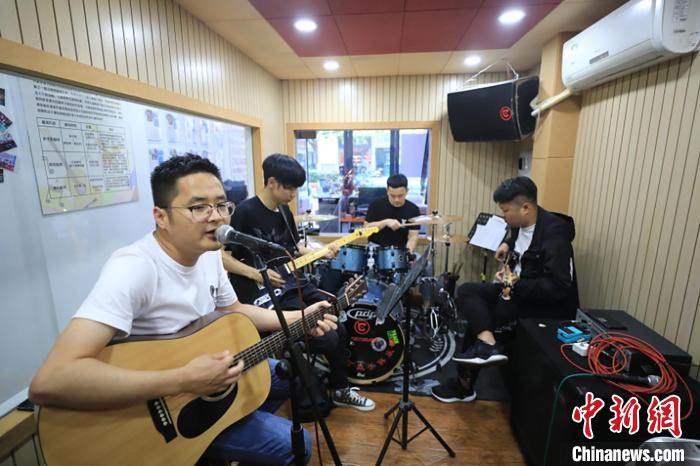 【十年@每一个奋斗的你】安徽黄山歌手:用民谣记录徽州时代变迁社会发展