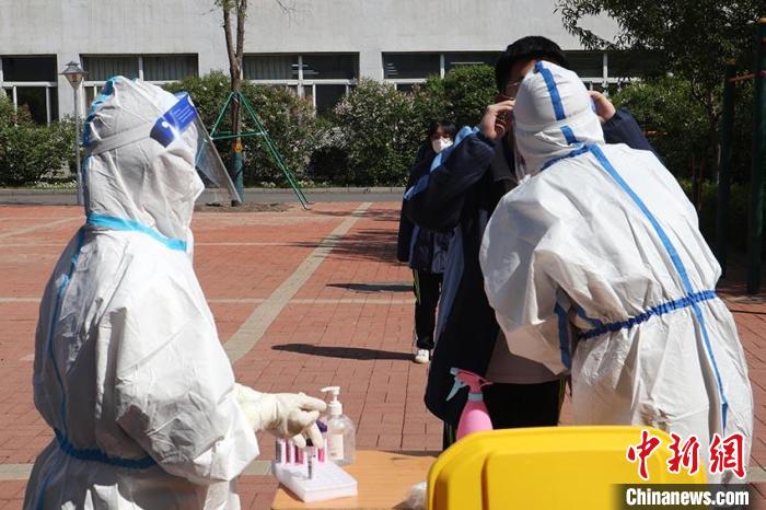 校内正在做核酸 苍雁 摄