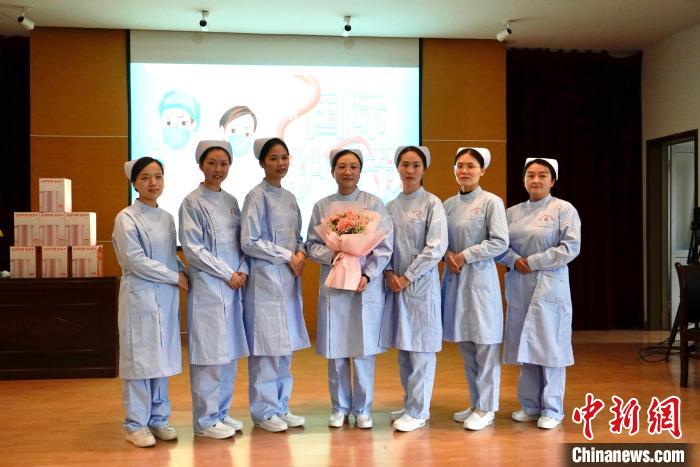 护士们身着蓝色护士服合影。　彭莉芳 摄