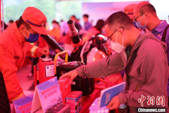 图为森林消防员正在正在向群众讲解装备操作与使用。 福建省森林消防总队厦门市驻防分队供图 图为森林消防员正在正在向群众讲解装备操作与使用。 福建省森林消防总队厦门市驻防分队供图