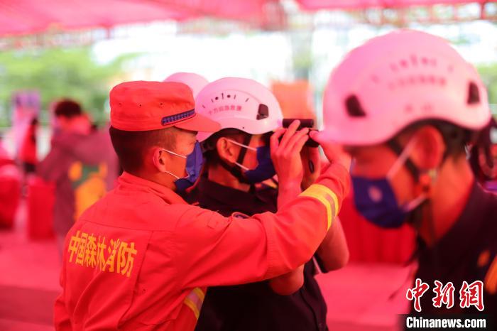 图为森林消防员正在为群众体验装备。 福建省森林消防总队厦门市驻防分队供图 图为森林消防员正在为群众体验装备。 福建省森林消防总队厦门市驻防分队供图