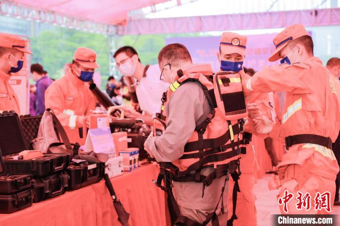 图为森林消防员正在为群众体验装备。 福建省森林消防总队厦门市驻防分队供图 图为森林消防员正在为群众体验装备。 福建省森林消防总队厦门市驻防分队供图