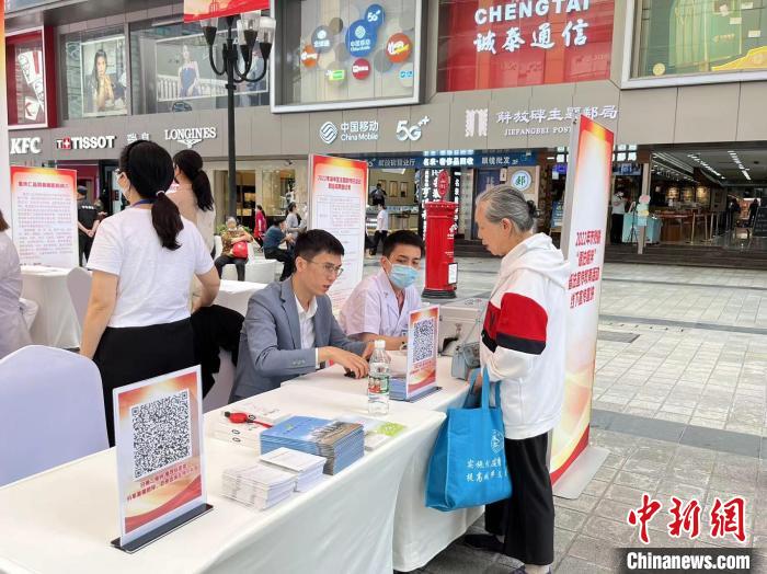 活动场外设有政策咨询、残疾人就业招聘、法律援助等区域。　重庆市残联供图