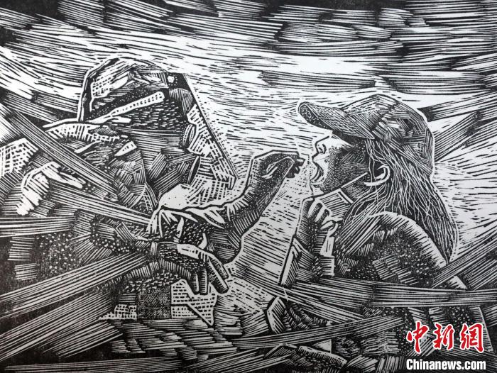 图为《防疫——全民核酸》系列版画作品。 陈晓静 摄 图为《防疫——全民核酸》系列版画作品。 陈晓静 摄