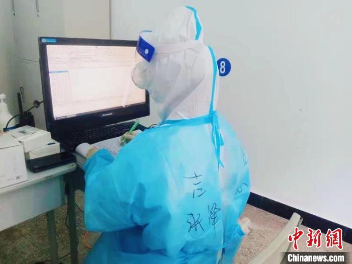 年轻护士高负荷战疫70天：护士节的蛋糕让我心生力量