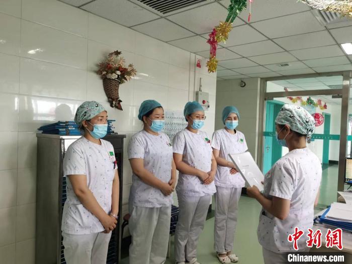 5月12日,第111个国际护士节当天,林建文上和同事进行书面交接班工作。 乌鲁木齐市第四人民医院提供 5月12日,第111个国际护士节当天,林建文上和同事进行书面交接班工作。 乌鲁木齐市第四人民医院提供