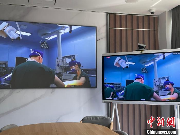 沪闽医生“云端”携手开展远程宫内手术18周双胎宫内得救