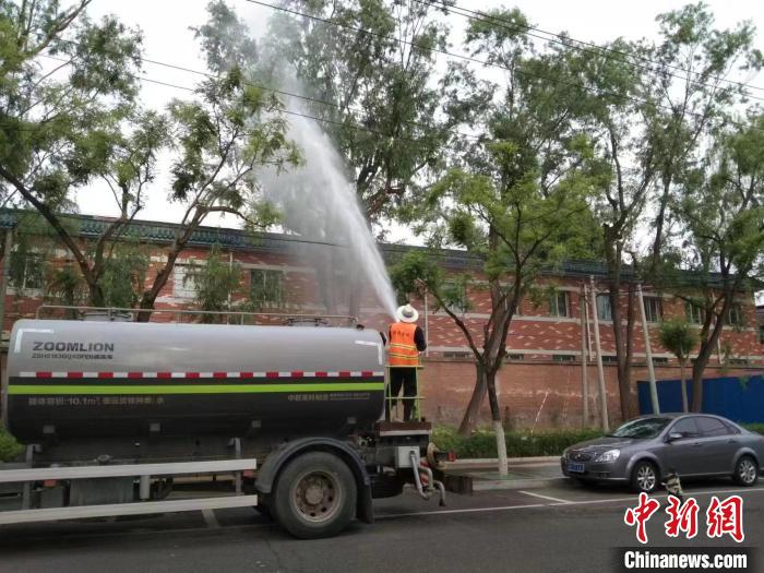 目前北京主要城区的杨柳飞絮高发期已基本结束。图为工作人员对杨柳飞絮进行防治。 北京市园林绿化局供图 目前北京主要城区的杨柳飞絮高发期已基本结束。图为工作人员对杨柳飞絮进行防治。 北京市园林绿化局供图