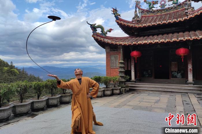 闽南古刹僧人传承掷铙钹：绝技欲成需苦功