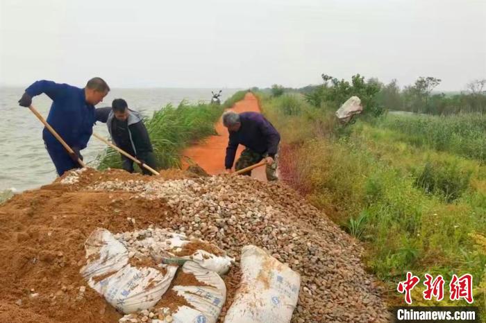 江西余干一圩堤坡面现30余米塌陷险情抢险应急队处置近5小时