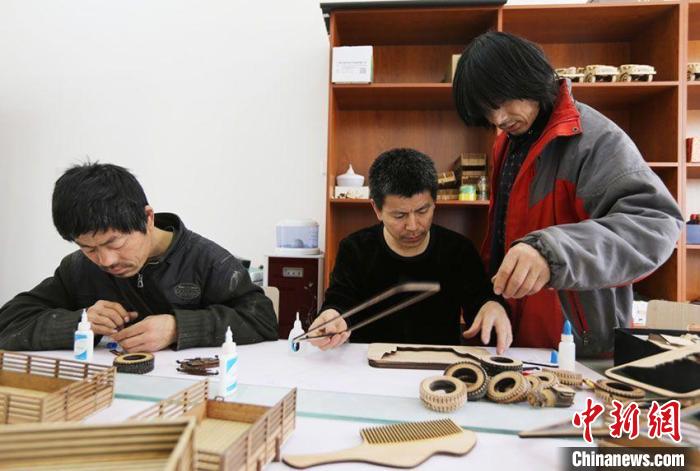 病残三兄弟“指尖上的长春”：“凝固”城市的历史瞬间