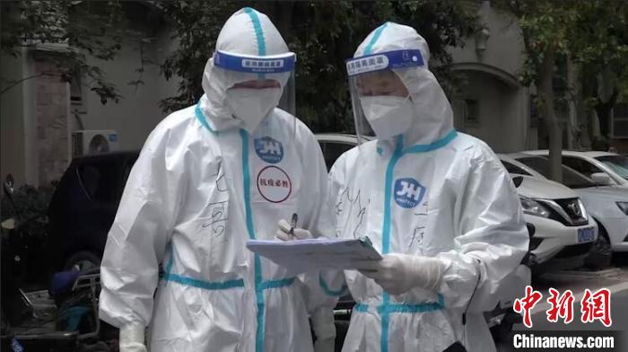 “00后”大学生志愿者沈宇龙(左)在工作中 张践 摄