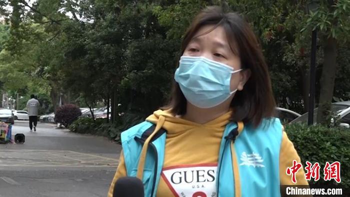 上海松江区永丰街道玉荣居民区党总支书记叶菊丽接受记者专访 张践 摄