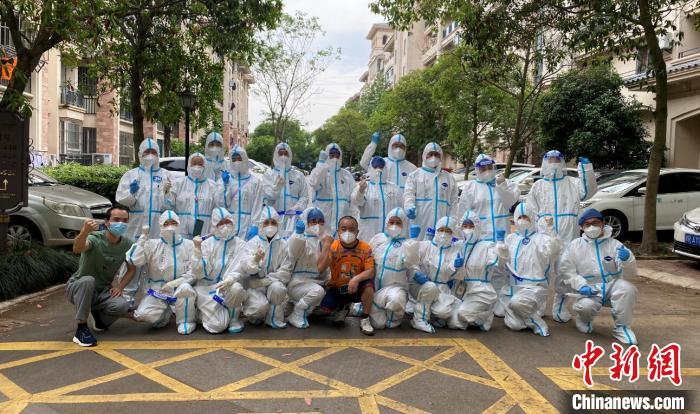 “妈妈驿站”点位核酸采样组志愿者合影 张践 摄