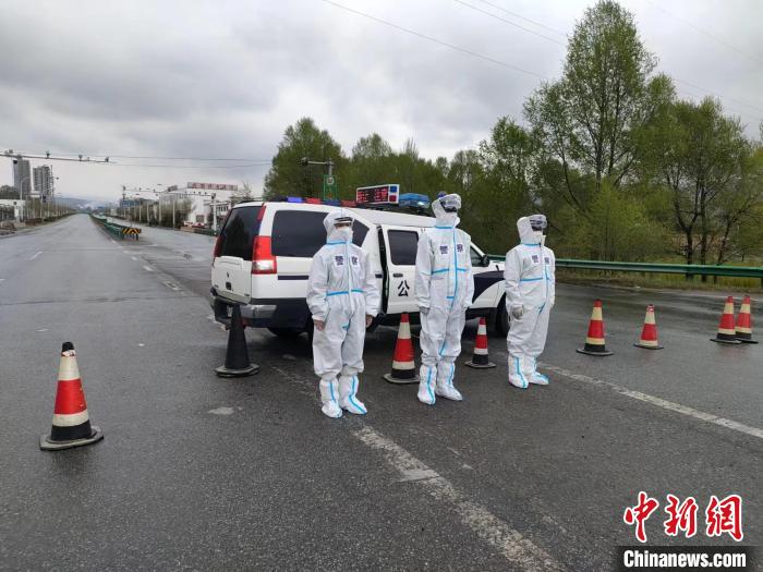 资料图为警察在西宁市外围和市内各县区边界设置管控节点执勤。　西宁交警供图
