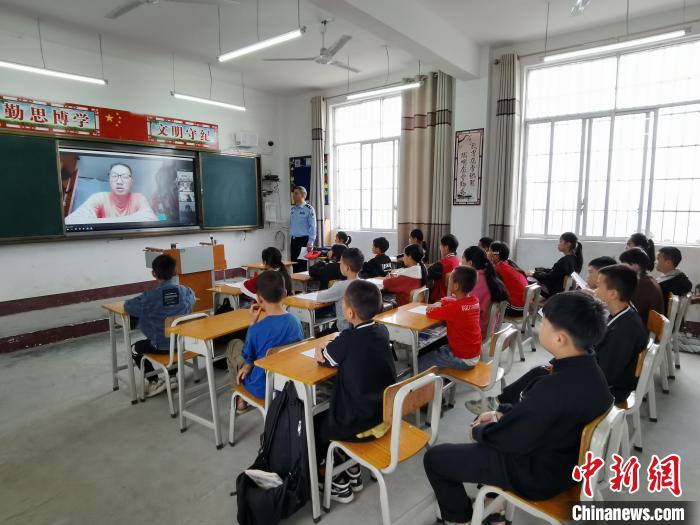 搭起“云课堂”广东“英语专八”民警在广西大山里扶智亦扶志