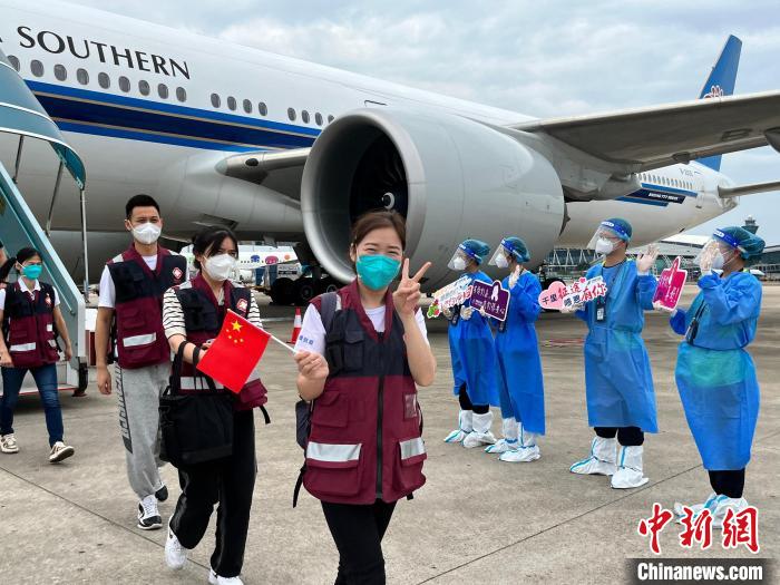 首批广东省援沪医疗队搭乘南航包机返穗 南方航空供图 首批广东省援沪医疗队搭乘南航包机返穗 南方航空供图