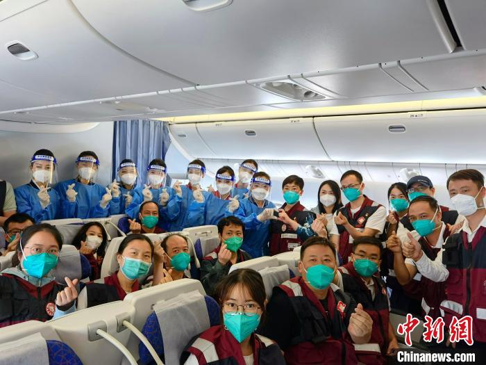 首批广东省援沪医疗队搭乘南航包机返穗 南方航空供图 首批广东省援沪医疗队搭乘南航包机返穗 南方航空供图